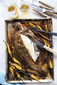 Limande-sole entière au four, marinade douce et carottes