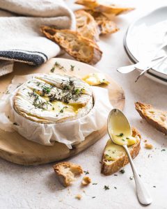 L' histoire du patrimoine culinaire français et ses saveurs! photo camembert roti